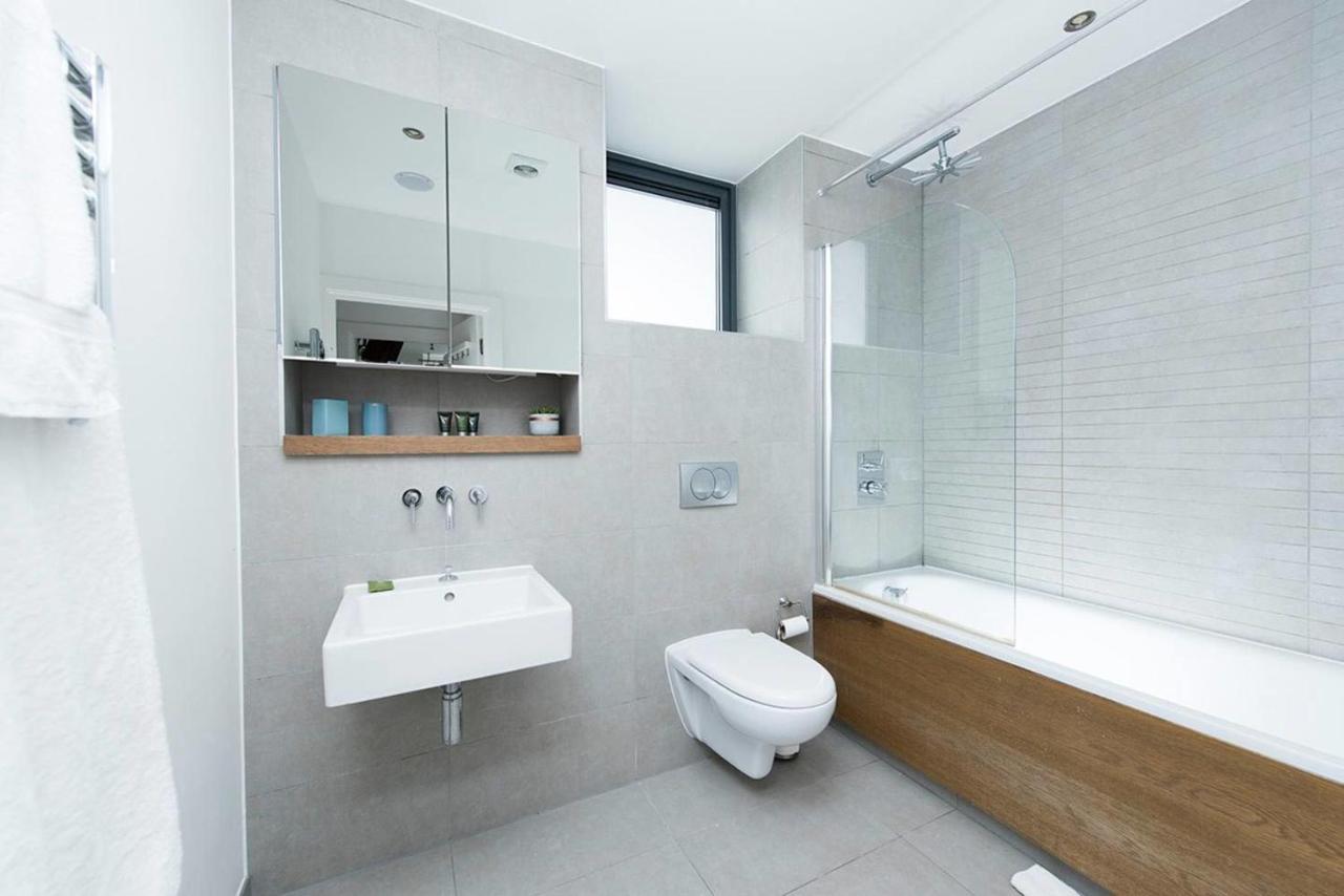 Stylish 2 Bedroom Flat With Balcony In Londen Buitenkant foto
