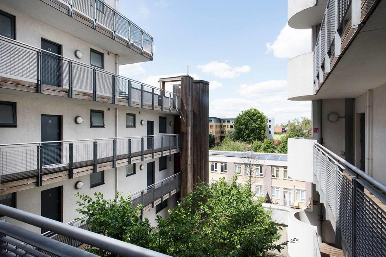 Stylish 2 Bedroom Flat With Balcony In Londen Buitenkant foto