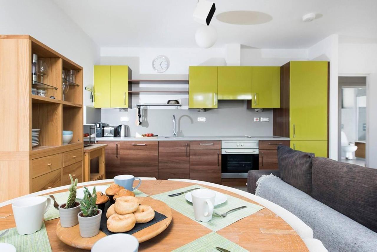 Stylish 2 Bedroom Flat With Balcony In Londen Buitenkant foto