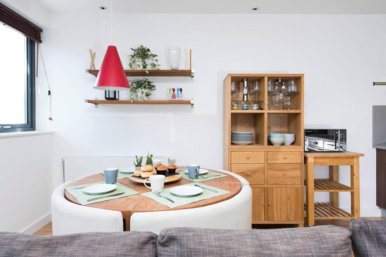 Stylish 2 Bedroom Flat With Balcony In Londen Buitenkant foto